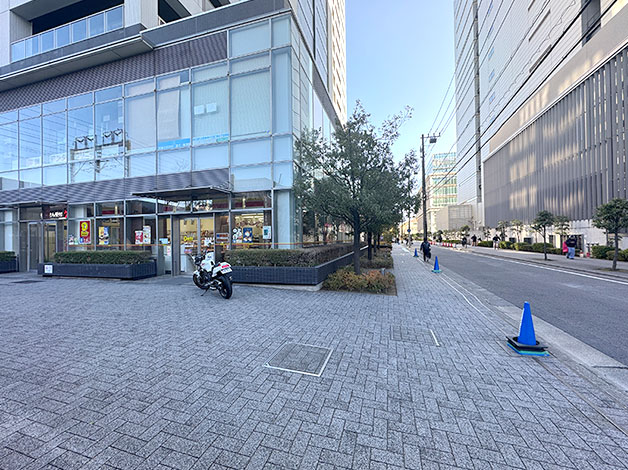 「ヤマザキデイリーストア」の脇道を進みます。