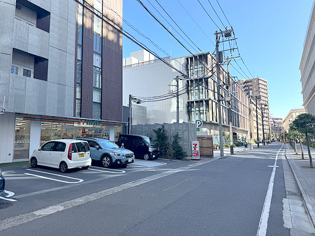 左手に「セブンイレブン」、「コインパーキング」が見えてくるのでその先にある建物がHAL探偵社 神奈川武蔵小杉支店になります。
4階までエレベーターで上がり、4階に着いたらお電話ください。