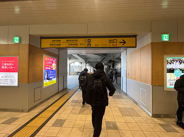 改札を「出口」方向に左折します。