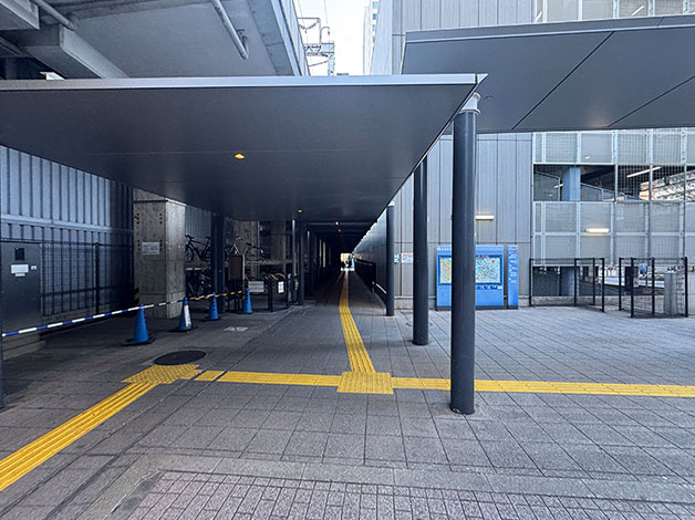 駐輪場の間を進みます。