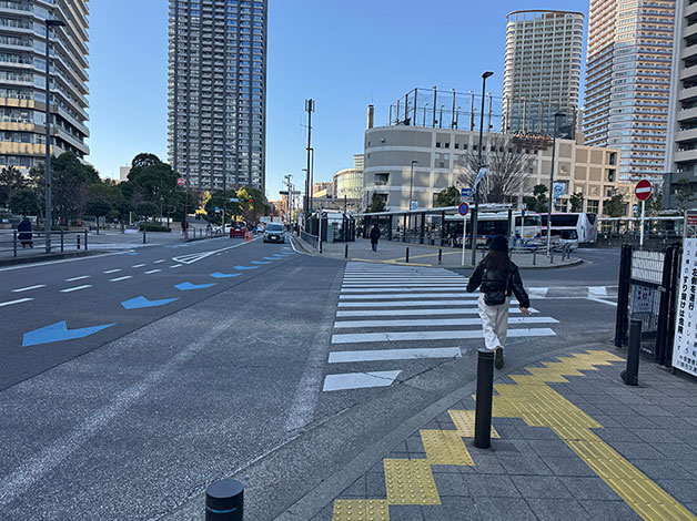 駐輪場を抜け右折すると、交差点「武蔵小杉駅横須賀線口」に着くので、南武線・東急線からのご案内をご確認ください。