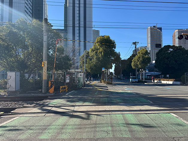 改札を出て踏切を渡ります。