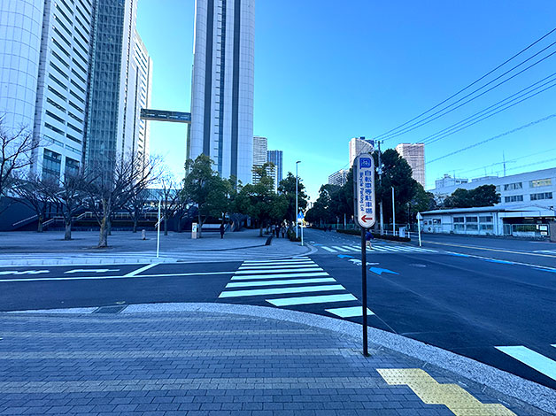横断歩道をNECの方向に渡ります。