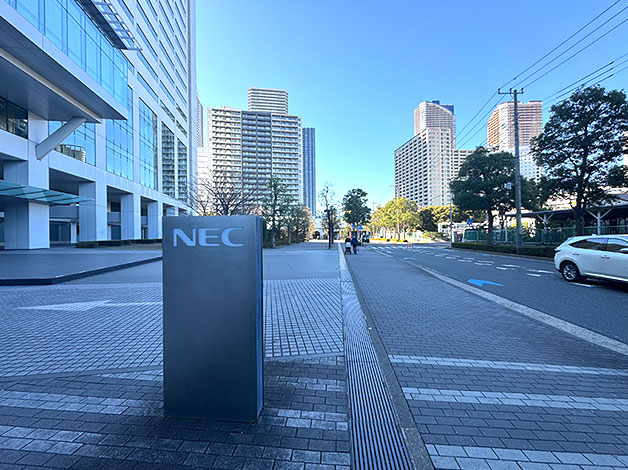 NECの前を通り過ぎ、JR横須賀線、東海道新幹線の高架をくぐります。
くぐり抜けると、「ヤマザキデイリーストア」に着くので、南武線・東急線からのご案内をご確認ください。