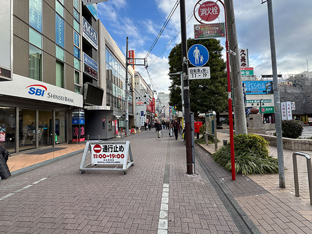 商店街(町田一番街)に出たら、小田急線の踏切を背にして、商店街(町田一番街)に入る方向に直進します。