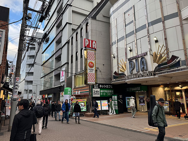 180mほど進むと、右手にパチンコ店「PIA(ピア)」「インターネットカフェ」「セブンイレブン」があり、その隣のビルが「HAL探偵社 東京町田支店」が入るビル「AETA」です。