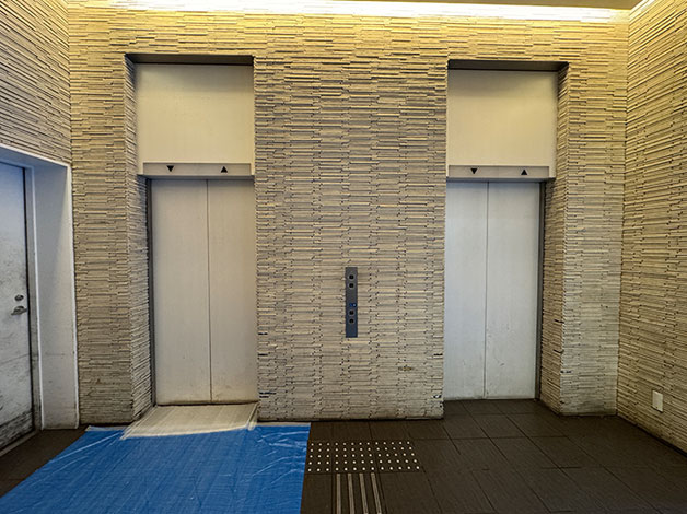 1階のエレベーターホールに着いたら本部にお電話ください。担当者がお迎えに上がります。