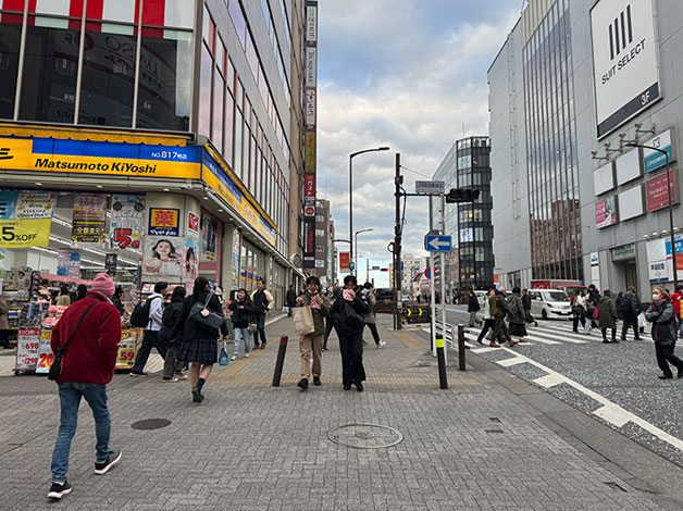 階段を下りて「マツモトキヨシ」の横を直進します。