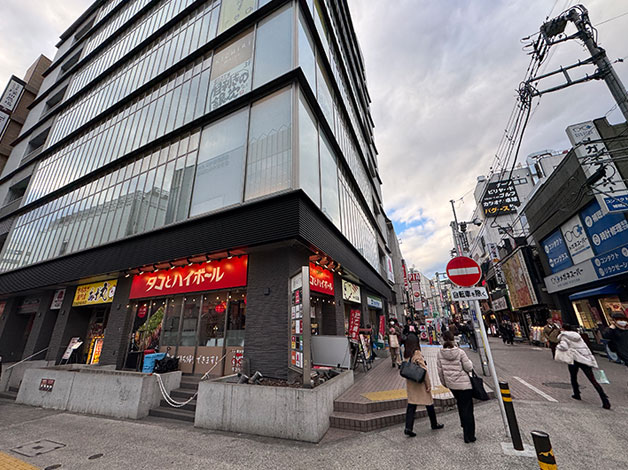 そのまま直進したら「HAL探偵社 東京町田支店」が入るビル「AETA」に着きます。
※JR「町田駅」から来ると、「auショップ」「唐揚げ店」「たこ焼店」が見えてきます。このビル「AETA」が「「HAL探偵社 東京町田支店」です。