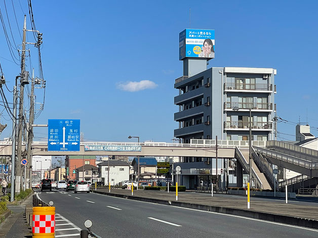 右手に見えるビル（La Felice）の1階にお越しください。
駐車場をご利用の方は1番にお車を駐めてください。