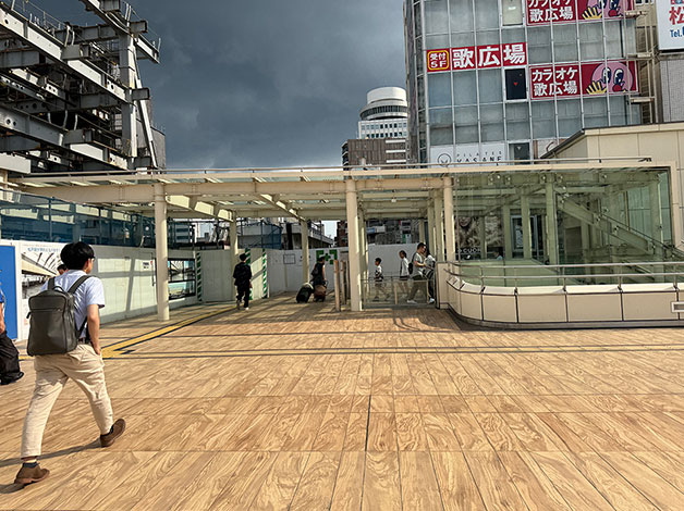 「松戸駅」西口を出て左折するとエスカレーターがあります。