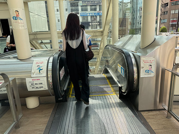 エスカレーターを下ります。