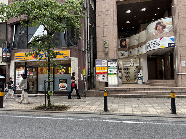 30mほど進んだ左側に「牛丼屋（松屋）」があります。その隣のビルの7階が「HAL探偵社千葉松戸支店」になります。