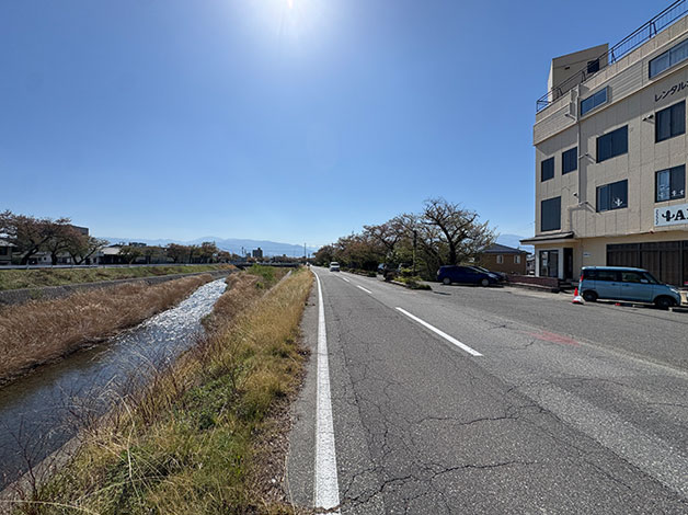 薄川（すすきがわ）沿いの、松本市道2501号線にあります。
