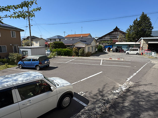 車でお越しの方は、建物の左わきのスロープを下りたすぐ左にある、駐車場「13番」にお停めください。
HAL探偵社 長野松本支店、お客様専用駐車場です。