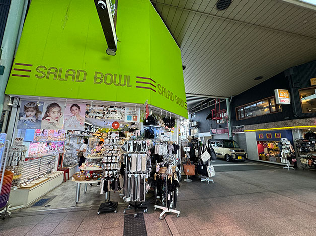 商店街「銀天街」に入ると一つ目の路地に、雑貨屋「サラダボウル」があるので左折します。