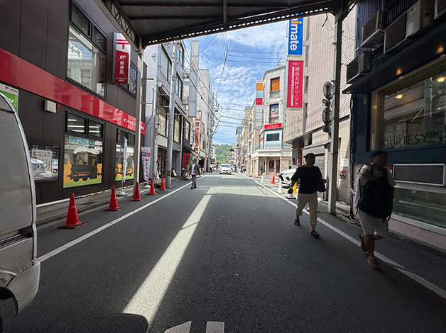 「まつやま坊っちゃん郵便局」の前を通り、千舟通りにある「千舟町5丁目交差点」を目指します。