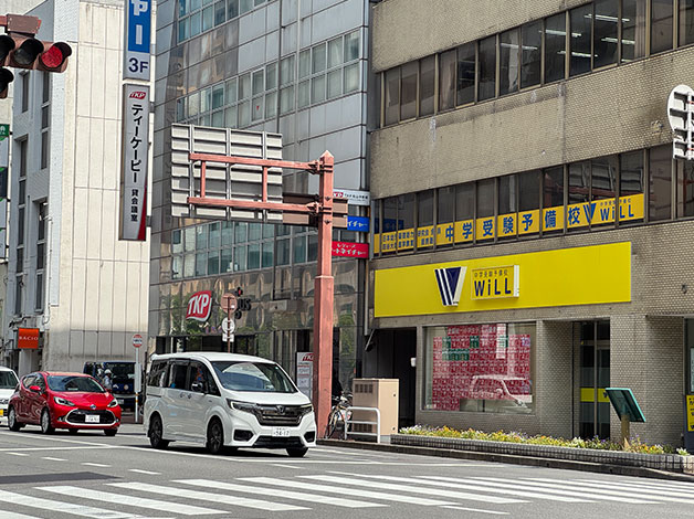 予備校「WiLL」の隣のビル「リージャス松山市駅ビジネスセンター」の1階が「愛媛松山支店」になります。