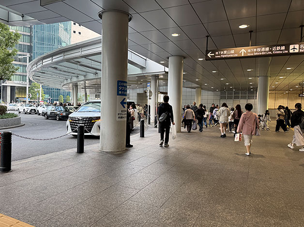 JR名古屋駅からは「桜通口」を出て右手、「名古屋駅前交番」の方向に進みます。