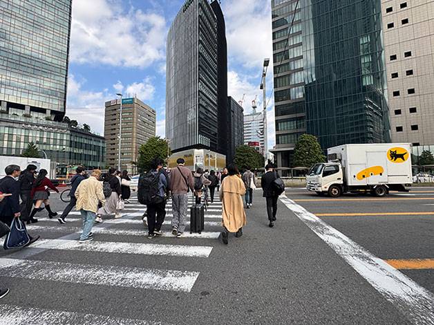 横断歩道を「PRADA」が1階に入るビル方向に渡ります。