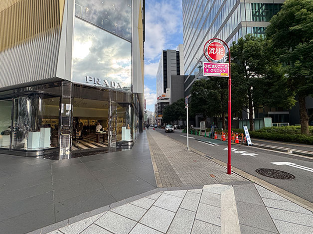 「PRADA」が1階に入るビルの脇を突き当りまで進みます。
