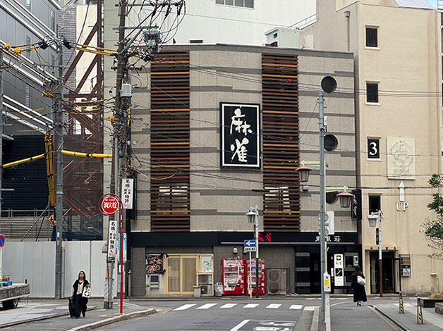 突き当りにある「雀荘」を右折します。