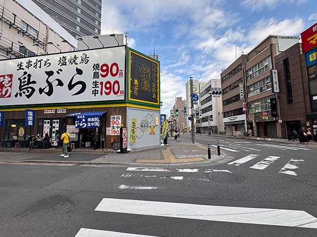 焼き鳥屋「鳥ぶら」がある角を左折します。