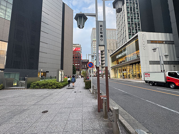 「泥江町通り」を進んでいくと、焼き鳥屋「鳥ぶら」があります。
※以降は、JR・地下鉄・地下街からのご案内をご確認ください。