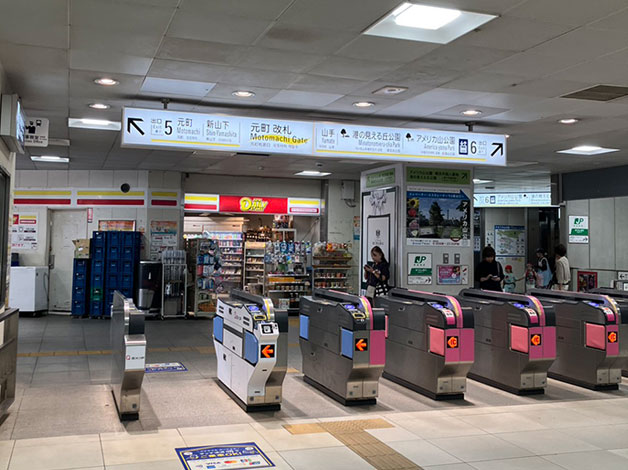 みなとみらい線「元町・中華街駅」5番元町改札を出てすぐ左折。