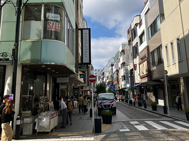 元町商店街中ほどにある左手にK2(キタムラ)過ぎて、スギ薬局の看板が見えるまで直進。