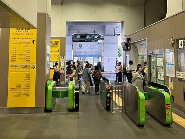 JR根岸線「石川町駅」元町口(南口)方面改札を出て右折します。