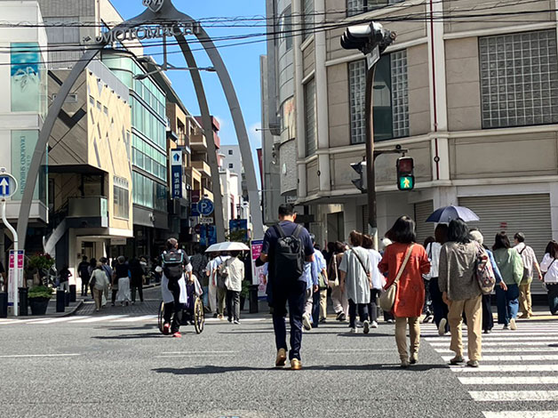 元町口(南口)方面から徒歩1秒ほどで元町商店街入り口交差点があり直進します。