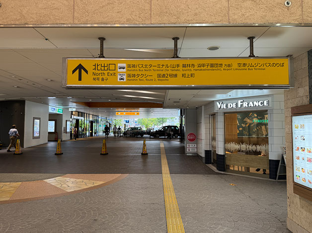 阪神電鉄「西宮駅」北出口(地上)をタクシー乗り場があるロータリー方向に進みます。