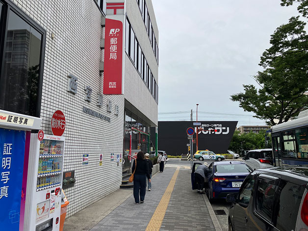 ロータリーを真っすぐ、国道2号線の「西宮郵便局」がある角まで進みます。