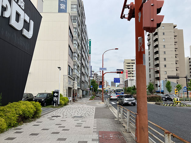 国道2号線を渡ったら、右折して「西宮市役所」の方向に国道2号線沿いを進みます。