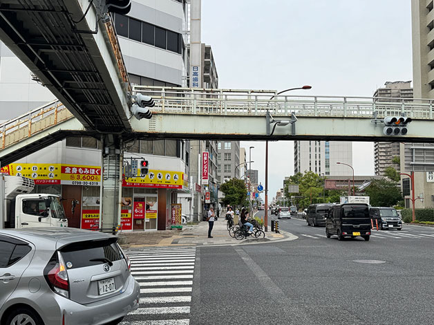 交差点「札場筋」まで来たら、「日産レンタカー」さんの方向にそのまま真っすぐ渡ります。
