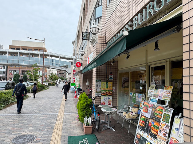 「フレシュネスバーガー」さんの前を通り国道2号線まで進みます。
