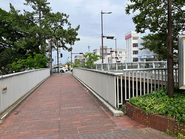 ロータリーを左側に進むとある「羽衣橋」を渡ります。