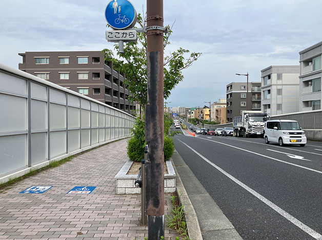 「羽衣橋」を渡りきったら、そのまままっすぐ高架を下ります。