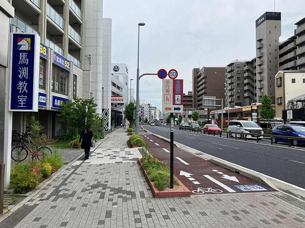 まっすぐ進むと「じしゃローン」の看板のある建物に着くので、以降は、阪神電鉄「西宮駅」からの案内④からをご確認ください。