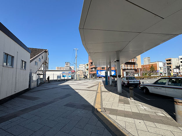 JR沼津駅・北口を出て左折します。
※タクシー乗り場の方向に進みます。