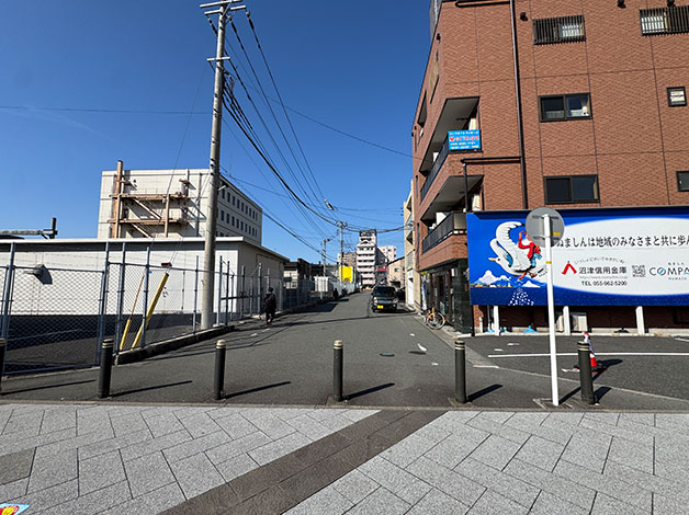 「沼津信用金庫」の看板と線路の間を進みます。