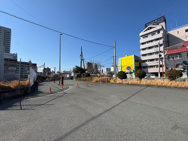 突き当りまで進み左折します。
※車両侵入防止のポール側です。