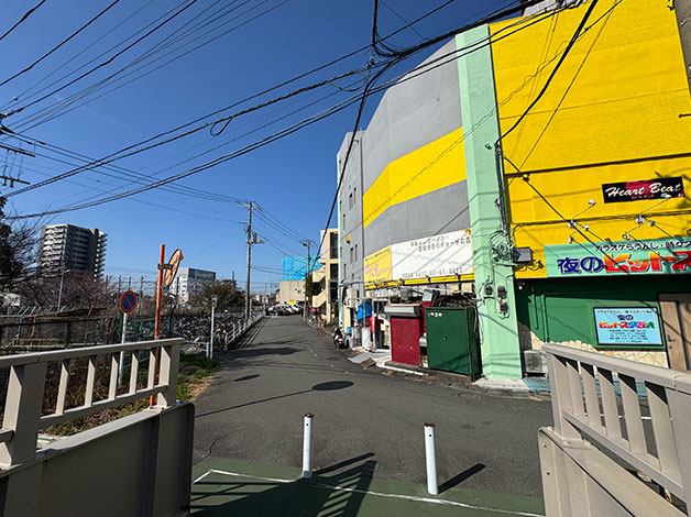 「中央ガード歩道橋」を渡り真っすぐ進みます。