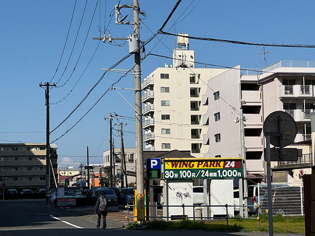 真っすぐ進むと「HAL探偵社 静岡沼津支店」が入るビル「スルガアーバンビレッジ」が見えてきます。
※マンション「フィオーレ高沢」「メゾン沼津高沢」の向かいです。