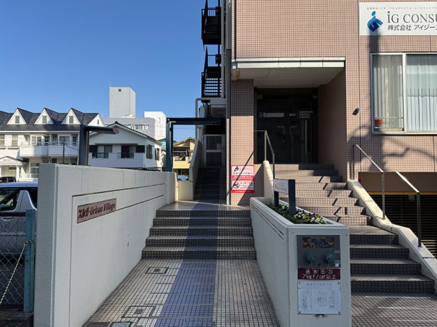 「スルガアーバンビレッジ」の1階に着いたら本部にお電話ください。
担当者がお迎えにあがります。
※セキュリティでビルの中には入れません。