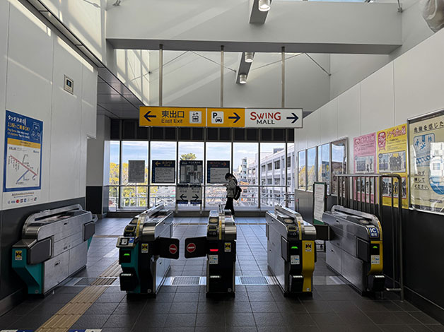 名鉄東岡崎駅「中央改札」もしくは「東改札」を出て「SWING MALL」方向（南口）に出ます。
※画像は東改札