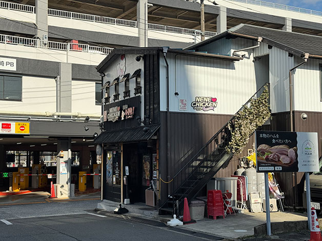 南口ロータリーのすぐ左手に見える「韓国屋台ポックンパ ネネチキン 東岡崎店」の２階がHAL探偵社 愛知岡崎支店になります。
建物の前に着いたら本部にお電話ください。お迎えにあがります。