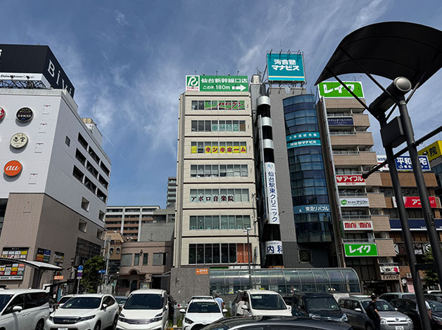 「トヨタレンタカー」の看板が屋上にあるのが「大内ビル」です。