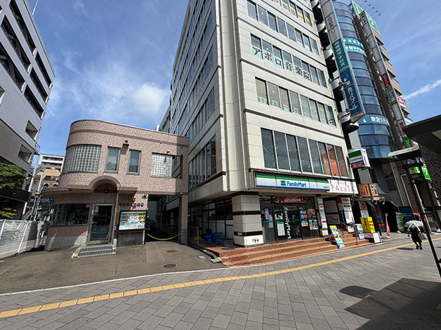 「仙台駅東口交番」の隣に「ファミリーマート仙台東口店」が1階にあります。ここが「HAL探偵社 宮城仙台支店」が入る「大内ビル」です。